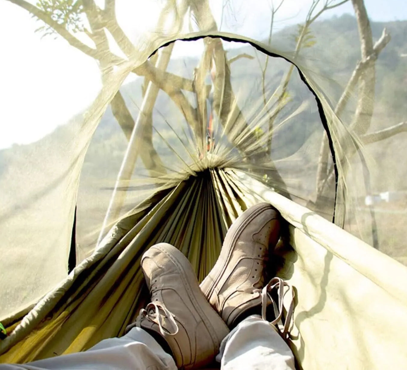 Висечка лежалка со комарник